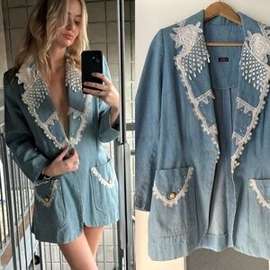 VINTAGE JEAN BLAZER 1980'S WHITE FLOWER ACCENTS